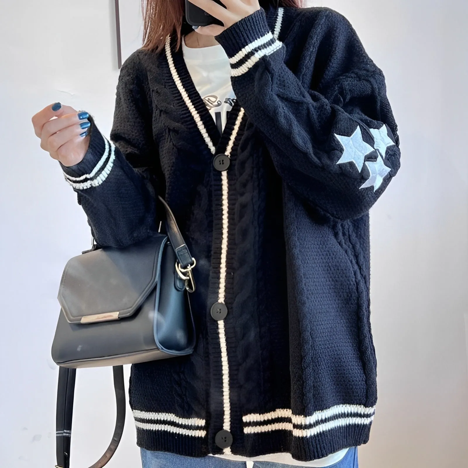 Cardigan in Karamell - Warm mit stylischer Stickerei