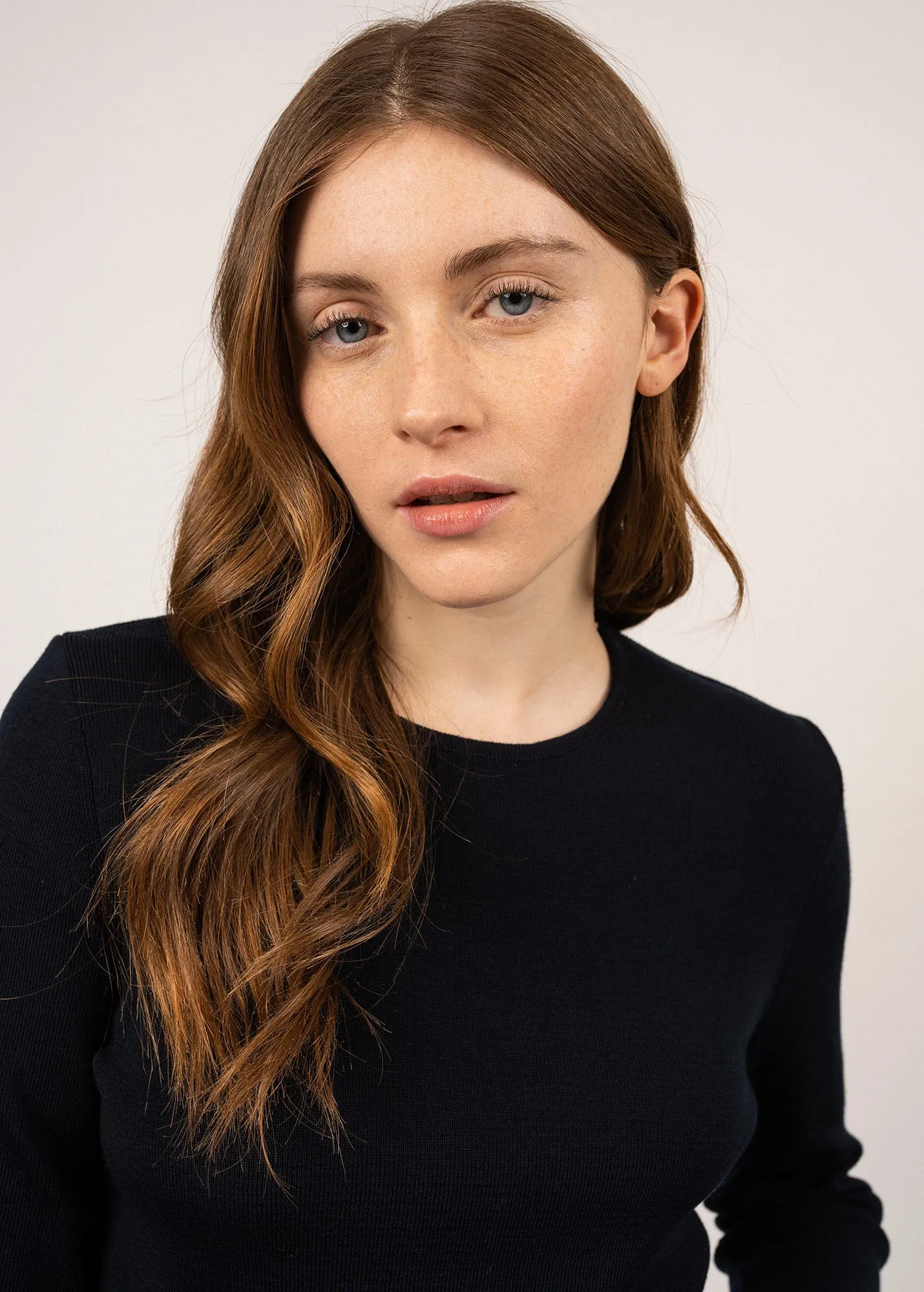 Molne fine jumper - in wool, round neck (NAVY)